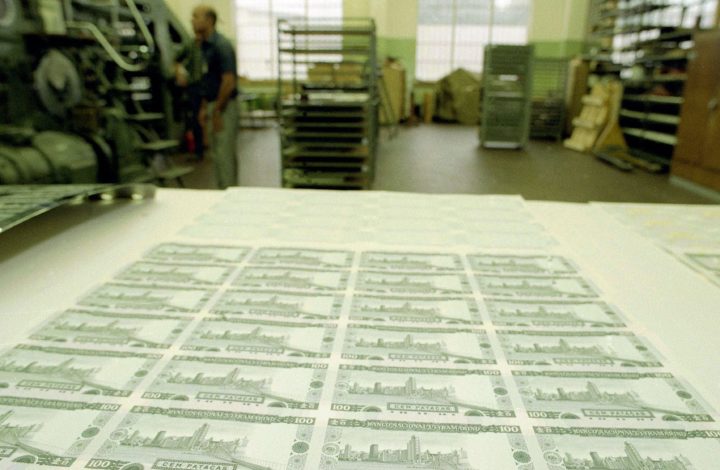 Fabrico de notas de 100 patacas, moeda corrente de Macau, na Imprensa Nacional Casa da Moeda, em Lisboa, a 15 de outubro de 1993.

Inácio Rosa / Lusa
