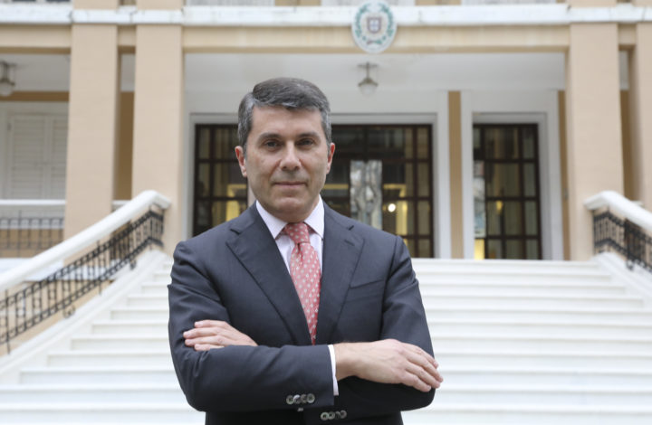 O Cônsul-Geral de Portugal para Macau e Hong Kong, Paulo Cunha Alves, posa junto ao consulado em Macau, China, 16 de dezembro de 2019. JOÃO RELVAS/LUSA