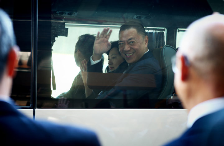 O secretário para a Economia e Financas, Lionel Leong (C), acena após a cerimónia da inauguração do Metro Ligeiro de Macau, em Macau, China, 10 de dezembro de 2019. GONÇALO LOBO PINHEIRO/LUSA